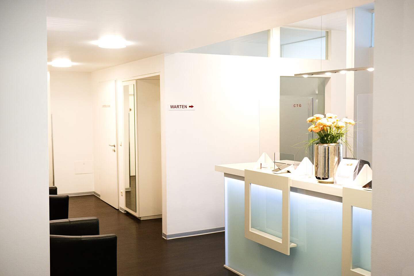 Foto Empfangsbereich Ausgang - Dr. med. Sema Kolay | Praxis für Gynäkologie und Geburtshilfe in Heidelberg
